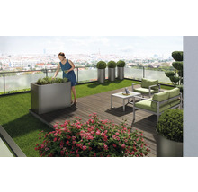 Dachterrasse mit Bepflanzung, Rasenfläche und Sitzgruppe