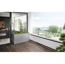 Scène de balcon avec un bac à fleurs en métal, planté d''herbes et de plantes, sur un plancher en bois
