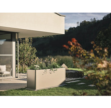 Jardinière rectangulaire en métal avec plantations dans le jardin