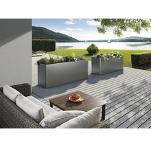 Deux jardinières rectangulaires en métal plantées sur une terrasse avec vue sur le lac.