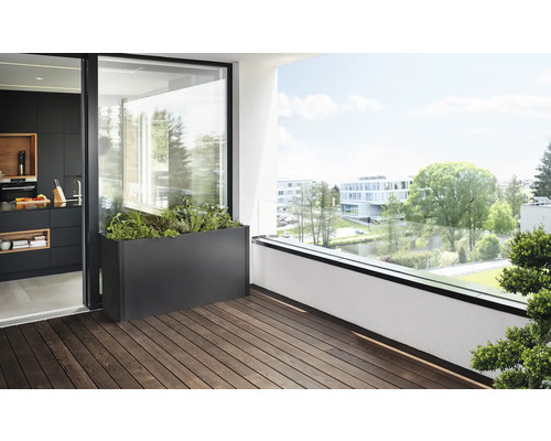 Scène de balcon avec jardinière longue, terrasse en bois et vue sur un paysage de parc