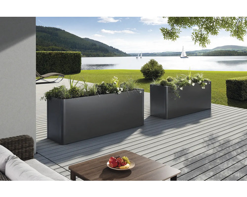 Deux jardinières rectangulaires plantées sur une terrasse avec vue sur le lac