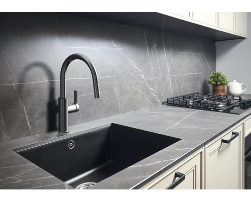 Évier de cuisine avec robinet dans une cuisine au design moderne