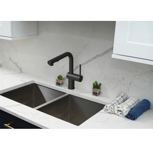 Évier de cuisine avec robinet, plan de travail et décoration