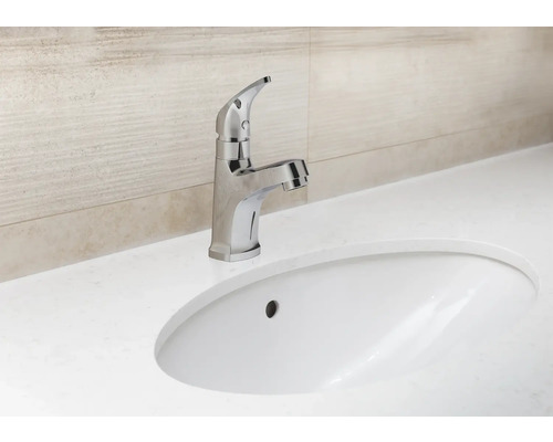 Waschtischarmatur aus Metall auf einem Waschbecken