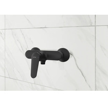 Mitigeur de douche Avital noir sur un mur carrelé.