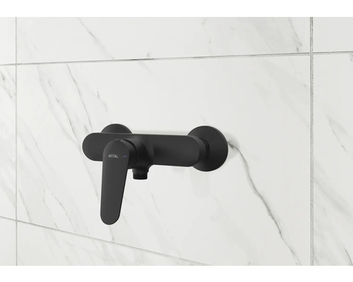 Mitigeur de douche Avital noir sur un mur carrelé.