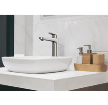 Lavabo de salle de bain moderne avec robinet et accessoires de bain