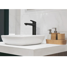 Salle de bain moderne avec vasque, robinet et accessoires