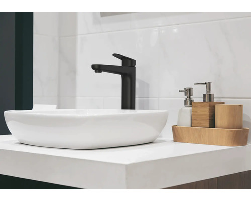 Salle de bain moderne avec vasque, robinet et accessoires