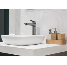 Image d''une salle de bains avec lavabo à poser, robinetterie et accessoires de salle de bains