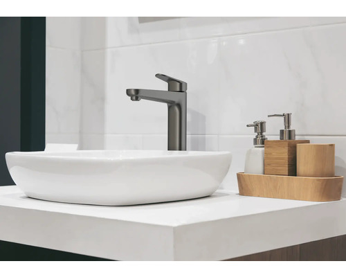 Image d''une salle de bains avec lavabo à poser, robinetterie et accessoires de salle de bains