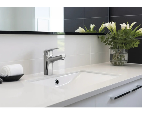 Helles Badezimmer mit Waschbecken, Armatur, Spiegel und Dekoration