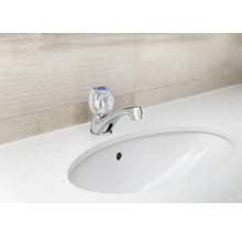 Robinet de lavabo avec poignée transparente sur un lavabo