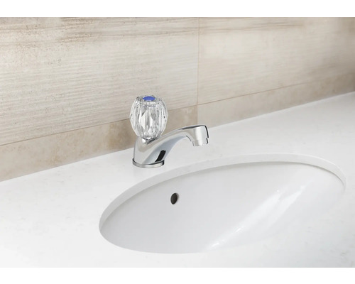 Robinet de lavabo avec poignée transparente sur un lavabo
