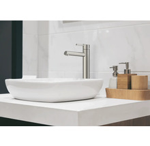 Lavabo de salle de bain moderne avec robinet et distributeur de savon sur une étagère blanche