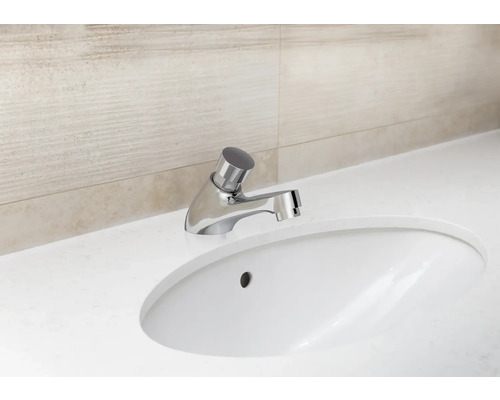 Waschtisch mit Armatur aus Metall