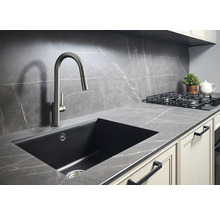 Küchenspüle mit Wasserhahn in einer modern gestalteten Küche.