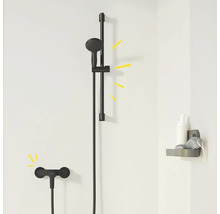 Ensemble de douche noir avec barre de douche et étagère dans la salle de bains.