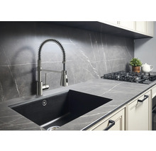 Évier de cuisine avec robinet, plan de travail et plaque de cuisson dans une cuisine moderne