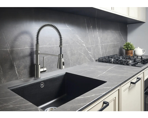 Évier de cuisine avec robinet, plan de travail et plaque de cuisson dans une cuisine moderne