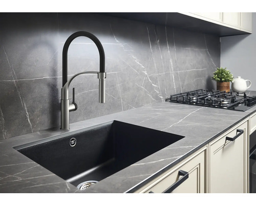 Évier de cuisine avec robinet et plan de travail