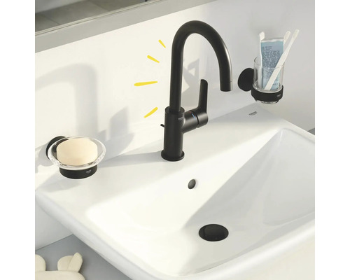 Lavabo avec robinet, porte-savon et porte-brosses à dents