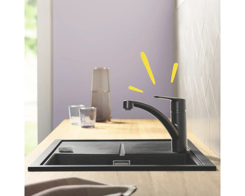 Küchenspüle mit Wasserhahn in einer modernen Küche