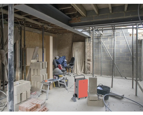 Intérieur en construction brute avec matériaux de construction et équipements de construction