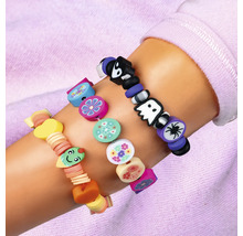 Trois bracelets avec différents motifs sur le bras