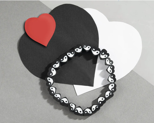 Bracelet avec symboles Yin et Yang et coeurs décoratifs en papier