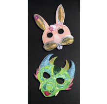 Zwei verzierte Masken: eine Hasenmaske und eine Monster Maske.