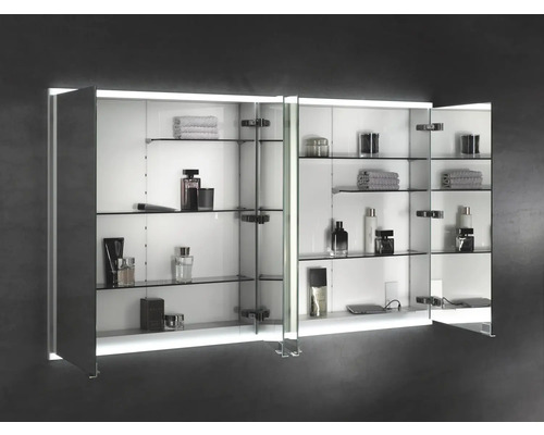 Offener Spiegelschrank mit Glasregalen und verschiedenen Badutensilien