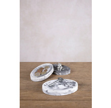 Plateaux décoratifs en béton pour bijoux et petite monnaie sur une table en bois.
