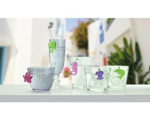 Mehrere gefüllte Trinkgläser mit farbigen Glasmarkierern in Tierform.