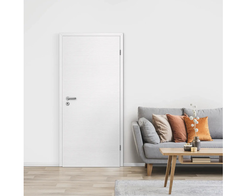 Zimmertür aus Holz mit Beschlägen in einem modern eingerichteten Wohnzimmer