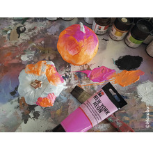 Scène avec deux citrouilles peintes, des couleurs et un pinceau