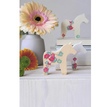 Chevaux décoratifs en bois à motifs floraux à côté d''un bouquet de fleurs