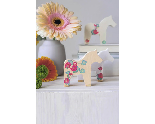 Chevaux décoratifs en bois à motifs floraux à côté d''un bouquet de fleurs
