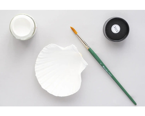 Pot de peinture, pinceau et coquillage peint