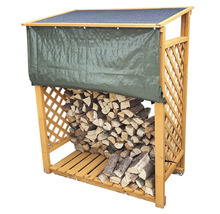 Holzlager aus Holz mit Plane und Holzscheiten