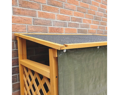 Holzregal mit Abdeckung vor einer Ziegelwand