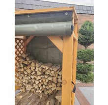 Holzlager aus Holz mit Plane und Gitterstruktur, gefüllt mit Brennholz.