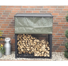 Holzlagerregal aus Metall mit Plane und Brennholz vor einer Backsteinwand