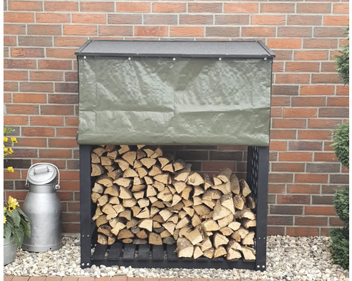 Holzlagerregal aus Metall mit Plane und Brennholz vor einer Backsteinwand