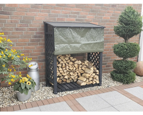 Brennholzregal aus Holz mit Abdeckung und gestapeltem Brennholz