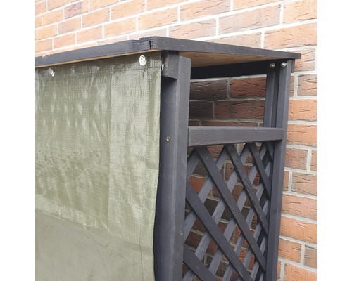 Holzregal mit Plane und Gitter