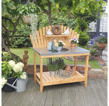 Scène de jardin avec une table de travail et de plantation en bois avec plaque métallique et surface de rangement