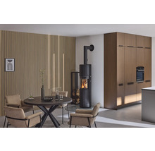Espace de vie avec table de salle à manger, chaises, poêle à bois et lambris en bois