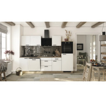 Cuisine claire avec armoires blanches, hotte aspirante et four encastrable.